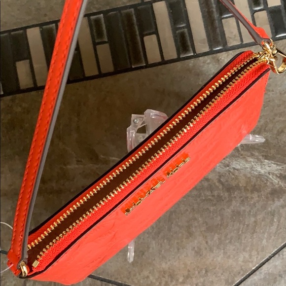 MICHAEL KORS JET SET ITEM LG GUSSET WRISTLET - Picture 2 of 16